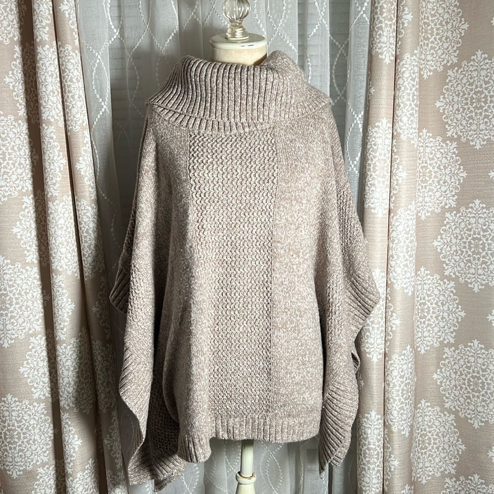 NEW YORK & COMPANY Women's tan Poncho.